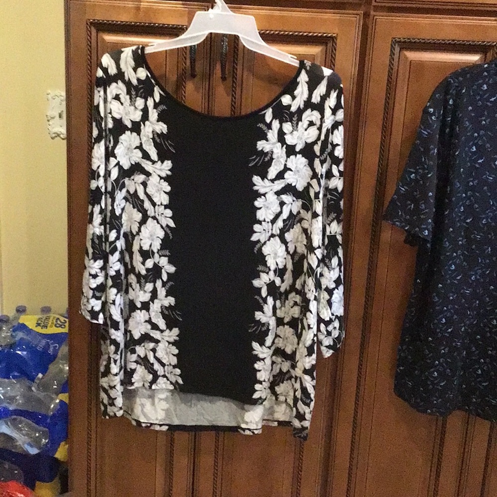 Womens. Large 22/24W Cato top blouse soft black ,white ,taupe flowers